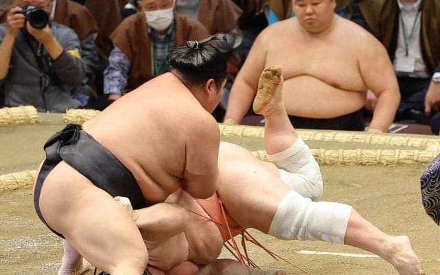 伯乃富士が今場所初の連勝、来場所の幕内残留確実に　理詰めで宇良破る　勝ち越しかけ終盤戦へ