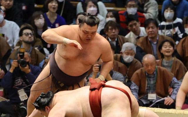 霧島が２桁白星王手で優勝争いのトップ守る　来月30歳も「まだまだ若いですから。30歳は若い」