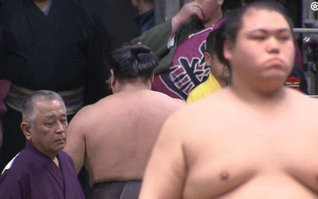 花道奥に「座布団持ってるイケメン」付け人力士の姿に熱視線「なんかカッコイイ人いる」