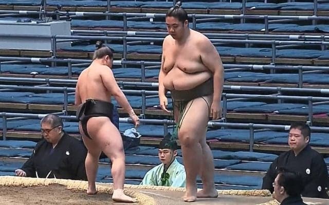 「進撃の巨人みたい」「危険な体格差」序二段の取組で驚きの光景 小兵の意地が炸裂