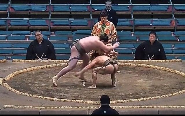 「何だこの動き」「感動した」62キロ力士、体重2倍差を翻弄 “一瞬の妙技”で制す 4場所ぶり勝ち越し