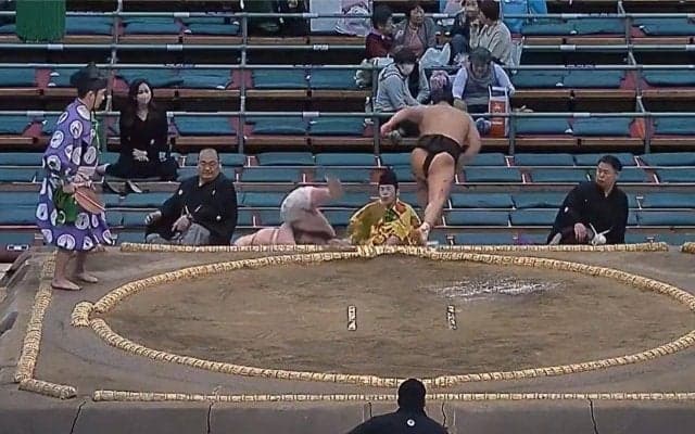 力士が走る、走る…！「あんなところまでw」升席のファンもお口“あんぐり” 熱戦直後に親方も思わず振り返る“珍光景”に館内笑い 