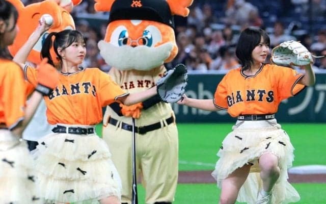 スカートひらり…豪快足上げに「世界一の天使」　巨人ユニで降臨、美女にネット騒然