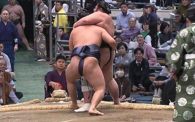 突然、力士の動きが止まった 渾身の投げを打った直後に“異変” 力なく敗れ館内無念のため息