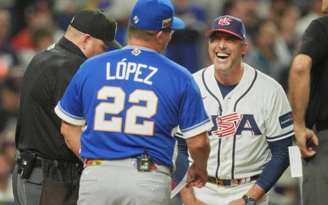 【WBC】決勝のド派手な登場シーンに球場わく　始球式は合計1141本塁打のレジェンドコンビ