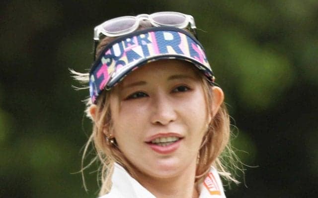 女子ゴルフ金田久美子が新幹線内での「マダム感を出さない」メガネ姿を公開、「美人秘書官」の声