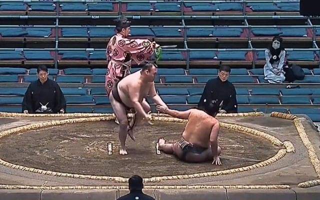 「だ、大丈夫ですか？」敗色濃厚が一転…まさかの展開に力士驚き 「おぉ」館内どよめき