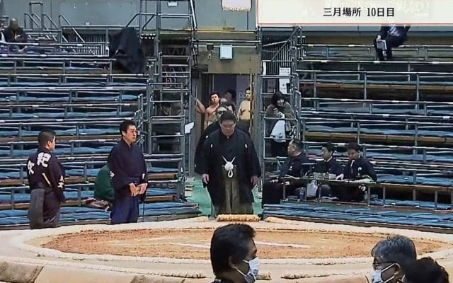 「すごいワンピ」「グッズすご」大相撲、朝一番から熱烈女性ファンの後ろ姿 “整った”応援スタイルに驚嘆の声