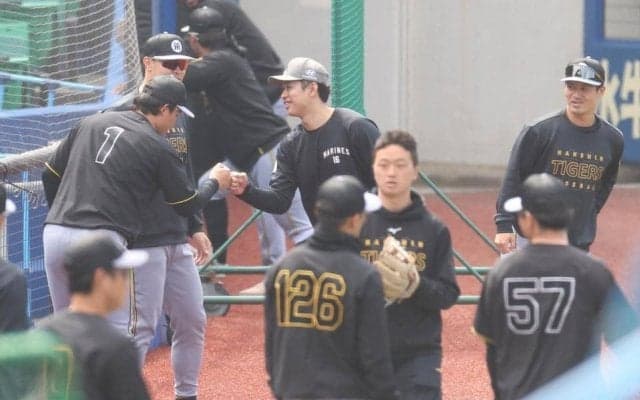 侍ジャパン戦友が熱いグータッチ　ＷＢＣ組３人衆がロッテ種市と談笑　坂本とは韓国戦でバッテリー