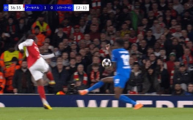 衝撃スーパーゴール！アーセナル10番の“理不尽すぎる反転ボレー”にSNS騒然「シュート速すぎだろ」「なんだこりゃ」同僚も思わず頭を抱える「何度見返してもエグい」