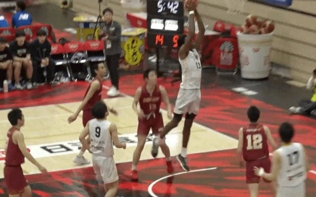 「えぐすぎる」\"204cmの高校1年生\"が豪快ダンク！2人の上から叩き込む→リング揺らす破壊力に会場どよめき