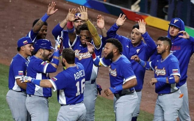 「これ程までに強いのか」米国倒したベネズエラ、歓喜の初Vでお祭り騒ぎ　4番スアレスが決勝打【WBC】