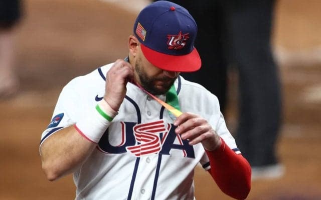 【WBC2026】本塁打王シュワーバー、アメリカ無念の決勝敗退で“銀メダル”授与直後に外す　同点アーチのハーパーは相手ナインと握手