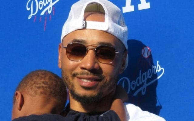 第３子出産間近のベッツ夫人がベビーシャワー　フリーマン夫人ら奥さま会メンバーも参加、ベッツはブーケ手に登場→甘いキス