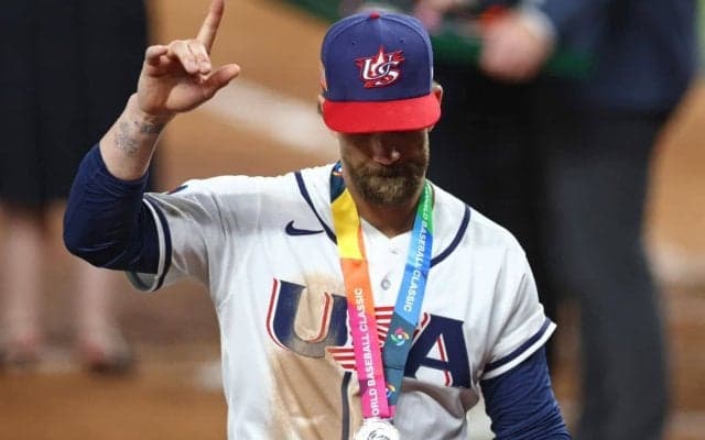 「品格のあるジェスチャー」悔しさをかみ殺して敵ナインを祝福　米主砲ハーパーの“決勝後の行動”に絶賛の嵐「敗者として理想的な振る舞いだ」【WBC】