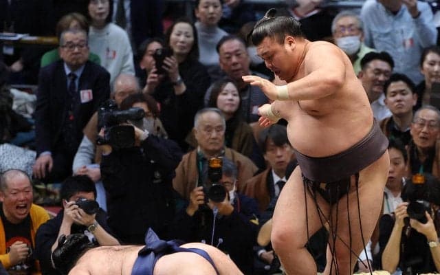 霧島がV争い単独トップ、土俵際の逆転勝利で豪ノ山との１敗対決制す　12日目は横綱豊昇龍戦