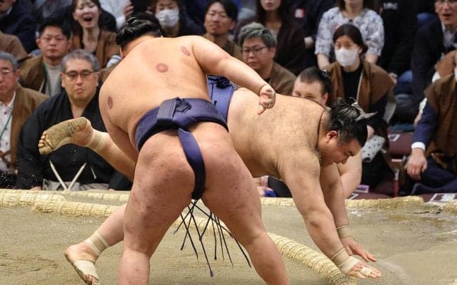 関脇高安が横綱豊昇龍と激しいにらみ合い、場内興奮　４連敗にも元大関は「集中して戦いました」