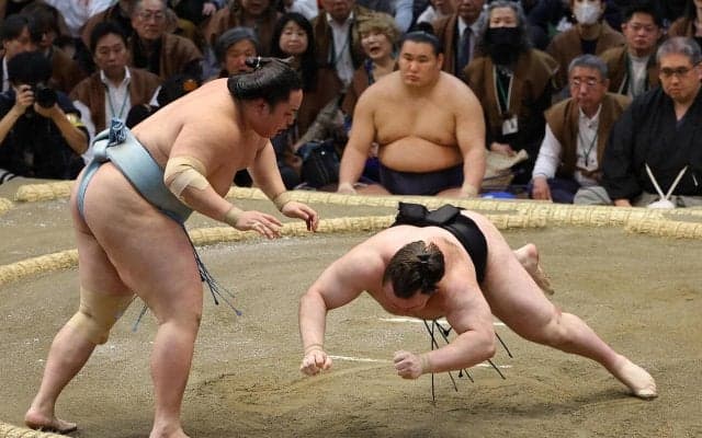 前頭琴勝峰が２敗死守でＶ戦線生き残った「勝手に体が動いていた」大関安青錦をはたき込みで破る