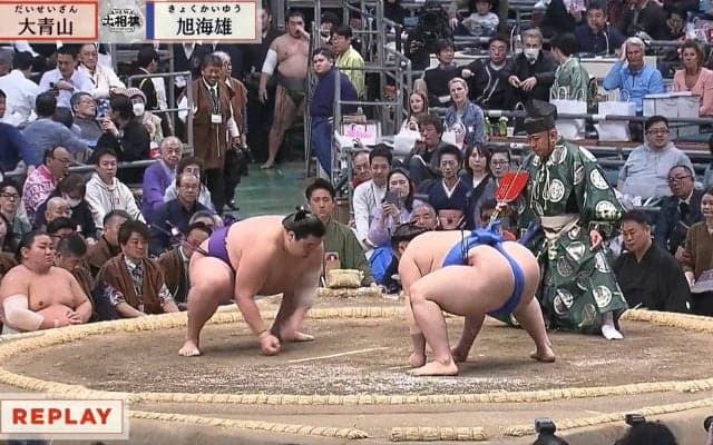 「ナゼそこに？」「めちゃ目立つ」大相撲、花道に“ポツン”と佇む著名人の姿 「さすがの気遣い」称賛も