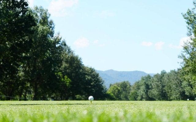 【高校ゴルフ】男子は梅田琉偉と小川琥太郎が２アンダーで首位に並び、女子は佐々心美が首位