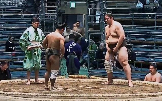 「うわ土俵のひび割れが…」驚きの光景にファン注目 見違える姿に「ツルンとしてる」