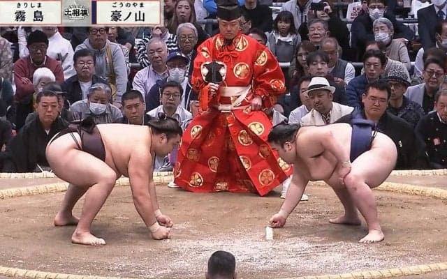 「大一番で残念」大相撲、優勝争いの立ち合いで“茶化す“客 館内笑いも批判相次ぐ