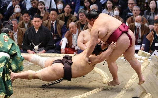 朝乃山、行司軍配差し違えで７勝目　軍配は御嶽海に挙がり「ないかなと思っていた」