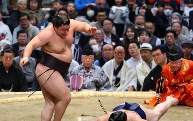 紙一重の一番だった霧島　単独トップもまだまだ先が長い　１２日目は豊昇龍との対戦、立ち合いから前に出る早い相撲を　武蔵川親方が指摘