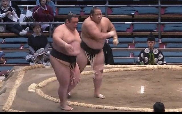 「半分喧嘩じゃん」三段目力士、“気迫十分”で幕下全勝力士を圧倒！ 館内大盛り上がり