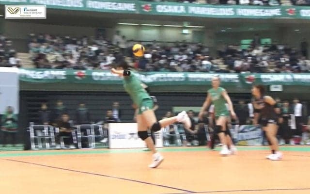 さすがにそれは拾えない…女子バレー、揺れて落ちるサーブが引き起こした“珍場面” 目の前にいた味方選手に