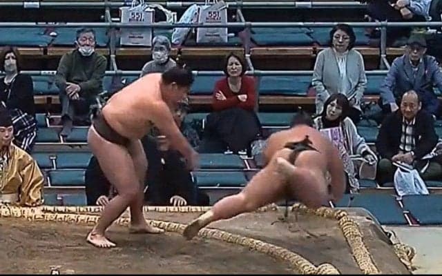 叩かれた力士が土俵の外まで飛んでく危険な結末に館内騒然「あんな飛んで無事なのすごい」安堵の声も