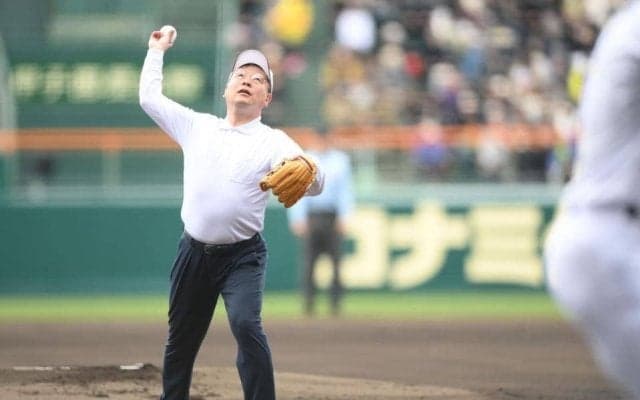 全盲の河合スポーツ庁長官が始球式　ワンバウンドで捕手のミットへ　場内から大きな拍手　球審の「プレーボール！」の声を頼りに