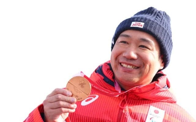 パラアルペンスキー・鈴木猛史が３大会ぶりのメダルで示した「強い背中」