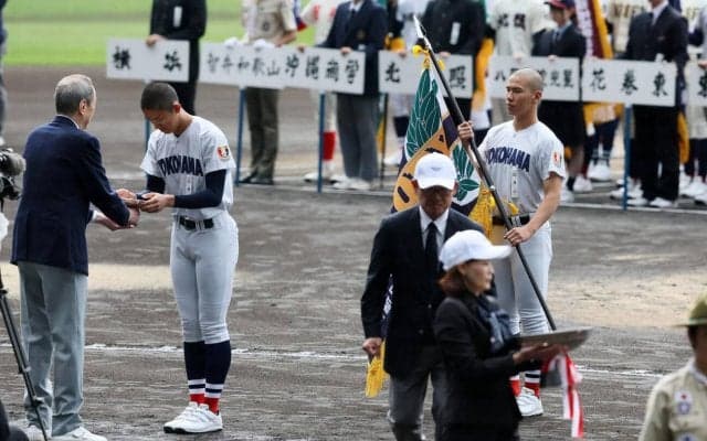 【センバツ】昨春王者の横浜・小野舜友主将が優勝旗返還「また優勝旗をとるのは自分たち」