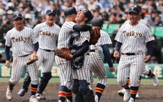 これが甲子園の魔物か…帝京が8回に執念の逆転劇！昨夏王者・沖縄尚学はミスも重なり初戦敗退【センバツ】