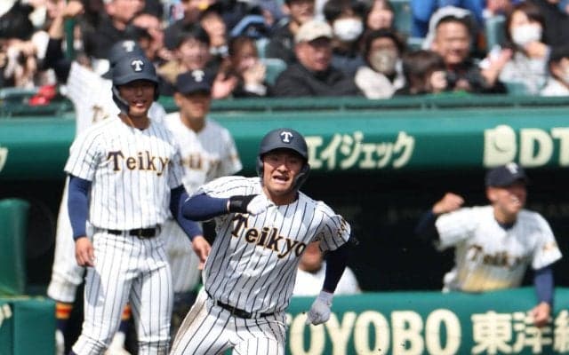 【センバツ】15年ぶり出場の帝京が８回、１死満塁から蔦原悠太の中越え適時二塁打で逆転に成功