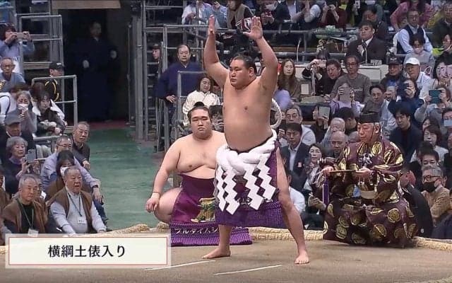 大相撲中継で“人気お笑い芸人”が「見つかってしまった」 横綱土俵入りで拍手する姿に「めっちゃ抜かれてる」話題
