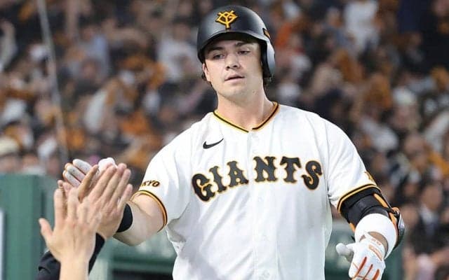 巨人の新助っ人は「4番だな」　“軽打”で逆方向スタンドへ…驚愕弾は「流石のパワー」