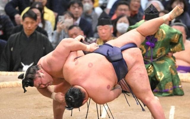 関脇霧島が１敗死守　こん身上手投げで横綱豊昇龍撃破　３度目Ｖへ前進　豊昇龍は痛恨３敗目、横綱昇進後初Ｖ遠のく　２敗は琴勝峰１人に