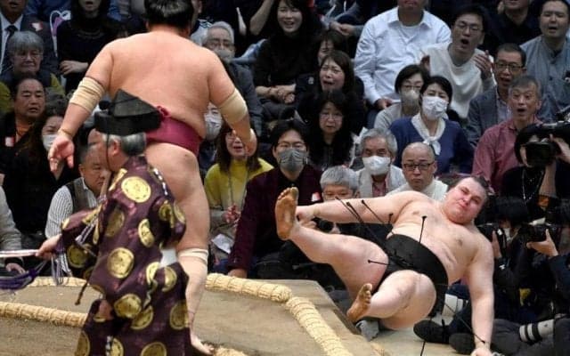 大関安青錦が負け越し＆カド番危機　大栄翔に突き倒されて７敗目　綱とり場所でまさかの事態に　やや足引きずり、視線落とし引き上げる