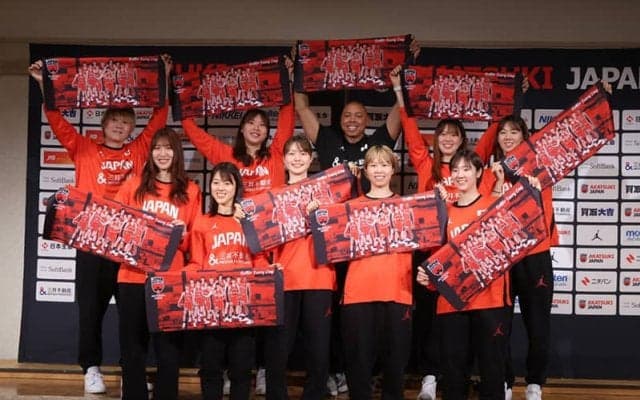 バスケ女子日本代表がW杯予選突破の帰国会見開催…ゲインズHCが大会を総括、宮澤主将は激闘の裏側を語る