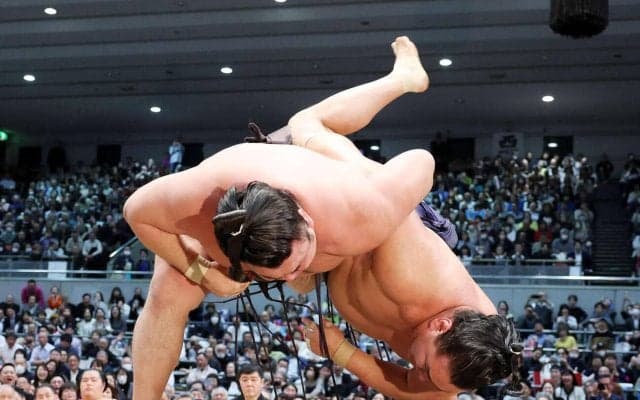 霧島、２敗の豊昇龍を鮮やかな上手投げで破り１敗キープ　単独トップ守り優勝＆大関返り咲き前進