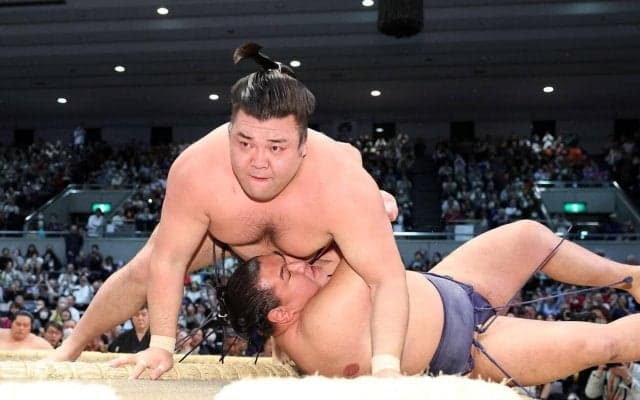 横綱豊昇龍、痛恨３敗目　テレビ台を手でたたいて悔しがる　関脇霧島の上手投げに肩から落ちる