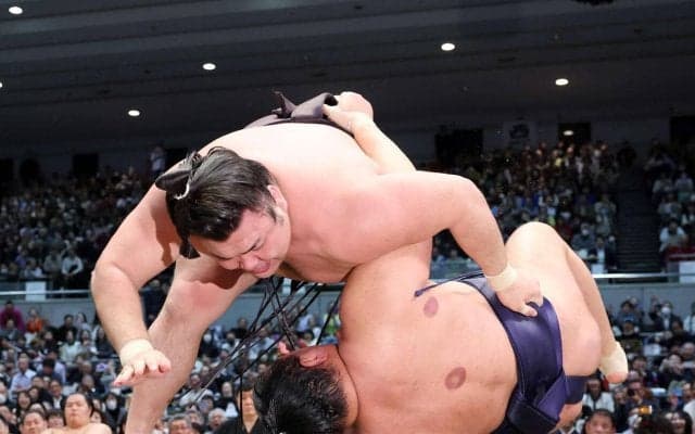 霧島の師匠、元横綱鶴竜の音羽山親方「自分で取っている方が楽。先代の言葉が身に染みる」