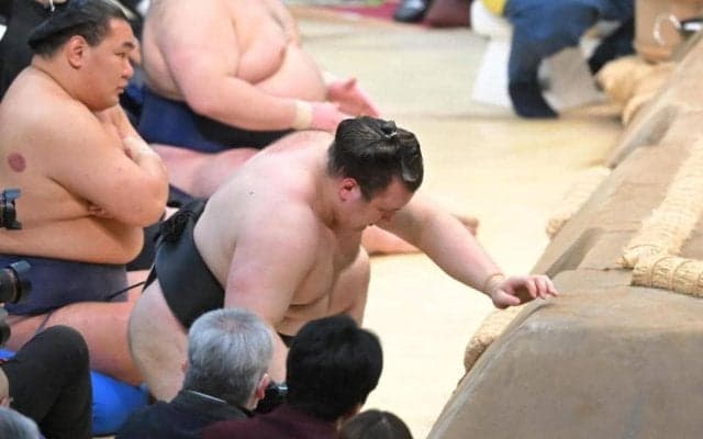 安青錦が負け越しリーチ「いい相撲を取りたい」尻もちつき土俵下に落ちる