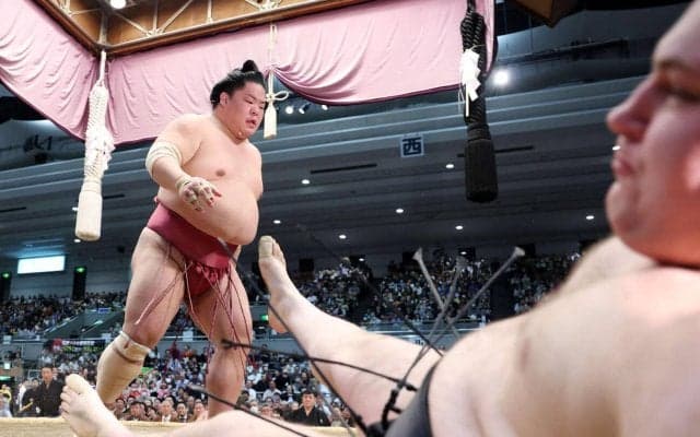 大栄翔が大関・安青錦を土俵下まで吹っ飛ばし対戦成績は３勝１敗　苦手意識植え付けるような完勝