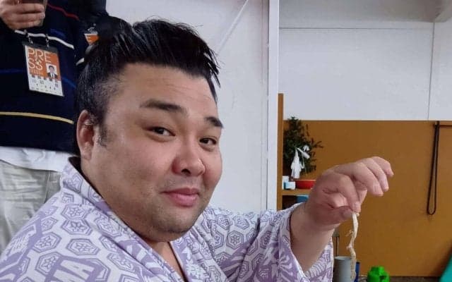 白ヘビからパワー！霧島10連勝「こんなうれしいことはない」朝稽古で抜け殻が足に…運気上昇