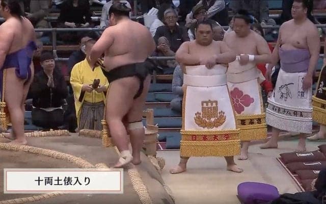 十両力士の「まわしの絵は何？？」　これなら今日も「だいじょぶだぁ」土俵入りで熱視線→白星飾る