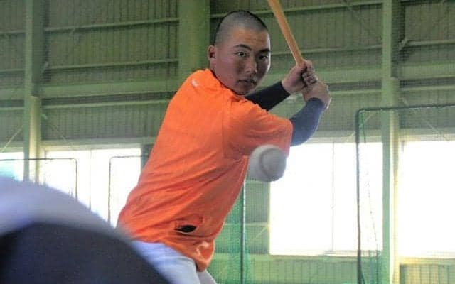 急きょDHに選ばれた滋賀学園の背番号7　重さ2倍のバットで素振り
