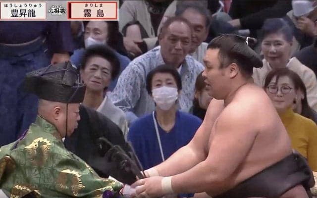 霧島、豊昇龍撃破で「懸賞いっぱい」の圧巻光景　横綱は今場所4位の123本…館内喝采の中、勝利を物語る“分厚い束”に驚き